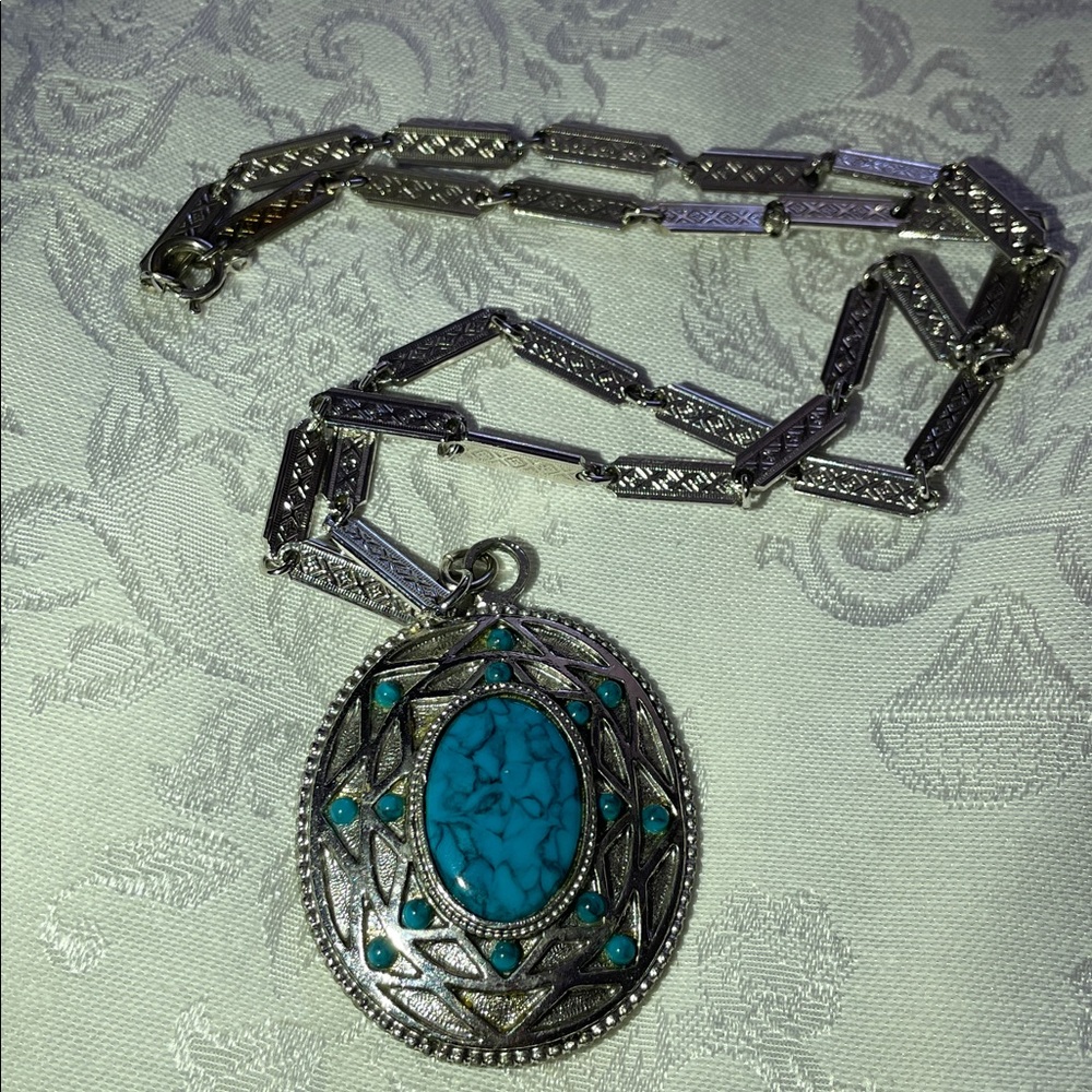 Vintage Silver Tone and Faux Turquoise Stone Pendant Necklace. - Picture 2 of 6